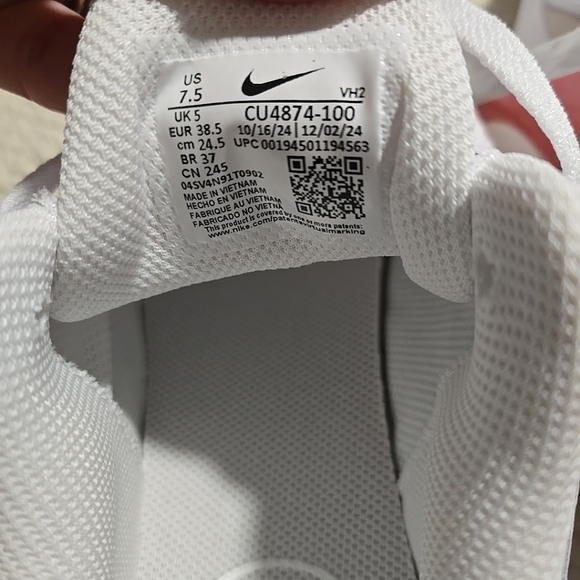 Nike Ladies Size 7.5 RYZ 365 II Sneaker In White - Picture 8 of 9